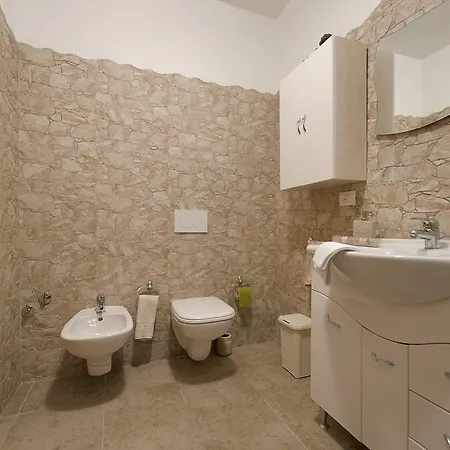 Apt.2 In With Pool * Castelletto di Brenzone